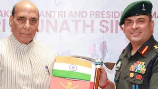 कर्नल रणवीर सिंह को रक्षामंत्री ने सम्मानित किया।