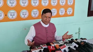 डॉ राजीव बिंदल नाहन में अपने निवास पर पत्रकार वार्ता को संबोधित करते हुए।