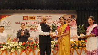 जीविका दीदी को सम्मानित करते पीएनबी के अधिकारी।