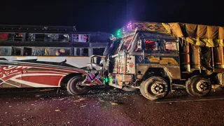 प्रयागराज-बांदा हाईवे पर यमुनापार में उमापुर टोल प्लाजा के निकट ट्रक-बस की टक्कर। जागरण