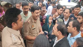 प्रयागराज-रीवा हाईवे पर जाम लगाए आभूषण कारोबारी के घरवालों व लोगों को समझाते पुलिस अफसर। जागरण