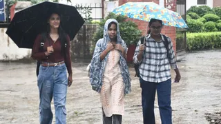 प्रयागराज में लगातार हो रही बारिश के दौरान छाता लेकर ईश्वर शरण पीजी कॉलेज जाती छात्राएं। जागरण