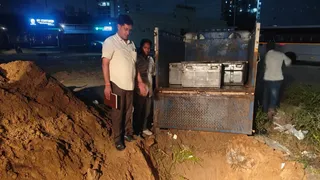 पकड़े गए संदिग्ध पनीर को नष्ट कराती खाद्य सुरक्षा विभाग की टीम। जागरण