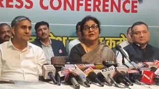 शिमला में पत्रकारों से बात करतीं हिमाचल कांग्रेस प्रभारी रजनी पाटिल व अन्य नेता।