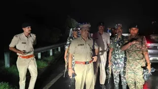 वैशाली में पुलिस पोस्ट का निरीक्षण करने पहुंचे एसएसपी शुभांक मिश्रा।
