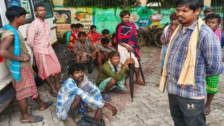 साहिबगंज सदर अस्पताल में जुटे मृतक ग्राम प्रधान के स्वजन। (फोटो जागरण)