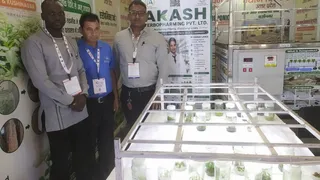 नोएडा में यूपी ट्रेड शो में लगी स्टॉल पर जानकारी लेते विजिटर्स।