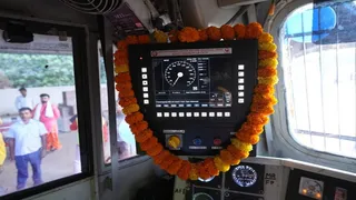ट्रेन में लगी कवच प्रणाली। सौ. रेलवे