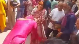 बांकेबिहारी मंदिर के पास नकली को पीटते असली किन्नर। वीडियो ग्रैब