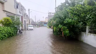 एयरफोर्स रोड स्थित आकांक्षा इंक्लेव में जलभराव।