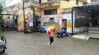 बारिश के चलतते जलमग्न हुईं सड़कें