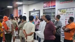 हादसे के बाद अस्पताल पहुंचे स्वजन।
