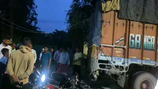 मऊ में दर्दनाक सड़क हादसा, चाचा-भतीजे की मौत से परिवार में कोहराम।