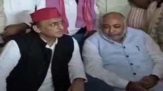 लखनऊ स्थित आवास पर पहुंचे पूर्व मुख्यमंत्री अखिलेश यादव व परिवहन मंत्री दयाशंकर सिंह।