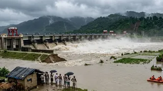 वाल्मीकिनगर बैराज से 2.73 लाख क्यूसेक पानी डिस्चार्ज