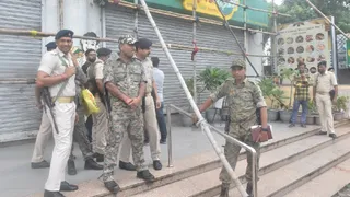 घटना के पीछे रेलवे ठेकेदारी और रंगदारी वसूली में वर्चस्व कायम करने की होड़ को मुख्य वजह माना जा रहा है।