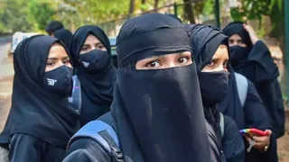 स्पेन के लेइडा में सार्वजनिक स्थानों पर बुर्का-नकाब पर प्रतिबंध (फाइल फोटो)