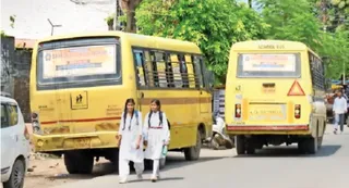 सड़क पर खड़ी स्कूल बसें l फाइल फोटो
