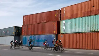 PTI के मार्च से पहले इस्लामाबाद में लगाए गए कंटेनर (फोटो- रॉयटर्स)