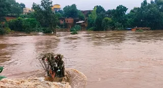 मंदाकिनी नदी खतरे के निशान से ऊपर बह रही है। जागरण