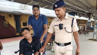 आरपीएफ टीम की नजर जनरल कोच में बैठे एक यात्री पर पड़ी, जो अचानक घबराने लगा था।