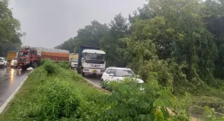डिवाइडर पर चढ़ा ट्रक, टली बड़ी दुर्घटना। जागरण