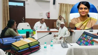 फरियादी के सामने आईएएस एम अरूणमोली।