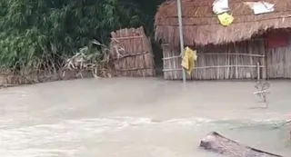 हरिहरपुर गांव में घुसा बाढ़ का पानी। जागरण
