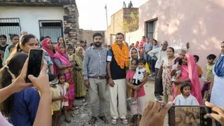 फ्लाइंग ऑफिसर बनने के बाद पहली बार अपने पैतृक गांव पहुंचे फ्लाइंग ऑफिसर प्रिंस गंगवार का स्वागत करते ग्राम वासी