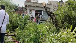 हवा के झोंकों ने घरों की छतें उड़ाईं