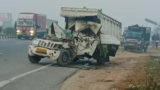 एक्सीडेंट में क्षतिग्रस्त वाहन। जागरण आर्काइव