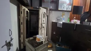 पांच हथियारबंद अपराधियों ने जेवर व्यवसायी के घर धावा बोला। जागरण