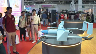 ग्रेटर नोएडा स्थित इंडिया एक्सपो सेंटर एंड मार्ट में चल रहे यूपी इंटरनेशनल ट्रेड शो में राफे एम फाइबर के स्टाल पर लगे ड्रोन को देखते युवा। सौरभ राय