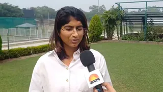 दैनिक जागरा के संवाददाता डॉ. सुमित सिंह श्योराण से बातचीत करते हुए नंदिनी शर्मा।