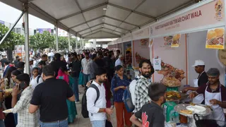 ग्रेटर नोएडा स्थित इंडिया एक्सपो सेंटर एंड मार्ट में शुरू हुए यूपी इंटरनेशनल ट्रेड शो में लगे उत्तर प्रदेश के विभिन्न जिलों के लगे खाने के स्टाल पर जायका आनंद लेने के लिए लगी भीड़। सौरभ राय