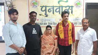 दो वर्ष पहले महाराष्ट्र निवासी युवक हुआ था गुम, बेटे को देख भावुक हुई मां।