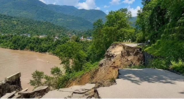 नेपाल में भारी वर्षा का कहर: काठमांडू को जोड़ने वाले राजमार्ग बंद, जनजीवन प्रभावित

