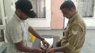 खतौली नवजात के शव को पोस्टमार्टम भेजने की कार्रवाई करती पुलिस।-जागरण