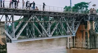 अरबी नगर में रेलवे पंप से बाढ़ देखते लोग। जागरण