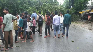 गाजीपुर में आंधी-बारिश से आजमगढ़ राजमार्ग पर गिरा विशाल बरगद, यातायात बाधित।