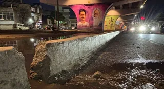 सिक्सलेन फ्लाईओवर से पानी गिरने के कारण जलभराव,डिवाइडर तोड़ कर निकाला जा रहा पानी। जागरण