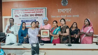 वाराणसी: असंगठित महिला श्रमिकों के लिए जन चौपाल में सरकारी योजनाओं की महत्वपूर्ण जानकारी।