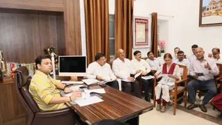 बैठक के दौरान मंत्री संदीप सिंह।