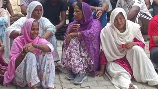 विलाप करते हुए परिजन।