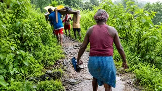 सिमडेगा में सड़क न होने से गर्भवती को खटिया पर ढोया गया। जागरण