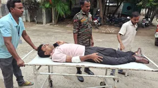 पुलिस मौके पर पहुंची और घायल पुलिस निरीक्षक को स्थानीय सामुदायिक स्वास्थ्य केंद्र (सीएचसी) पहुंचाया।