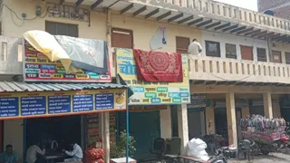 छलेरा गांव में ट्रैवल्स संचालक ने कार्रवाई से बचने के लिए अपना बोर्ड ढक दिया है। जागरण