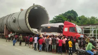 डाफी टोल प्लाजा ने फंसाया, अब वाराणसी रिंग रोड से राजातालाब हाईवे तक जाएगा महाट्रक।