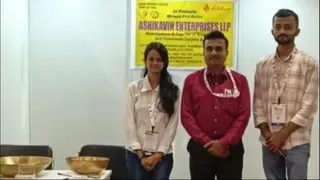 यूपी इंटरनेशनल ट्रेड शो में शामिल होने के लिए ग्रेटर नोएडा पहुंचे बनारस के तीन छात्र।