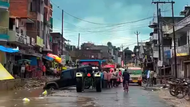 यूपी में बदला मौसम का मिजाज: बलिया में बारिश से 48 घंटे से 700 गांवों की बिजली गुल; सड़कों पर गिरे पेड़